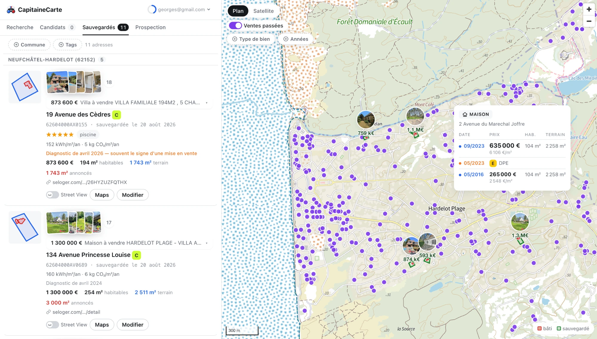 L'onglet Sauvegardés : les adresses gardées à gauche, et les ventes passées de la commune semées sur la carte.